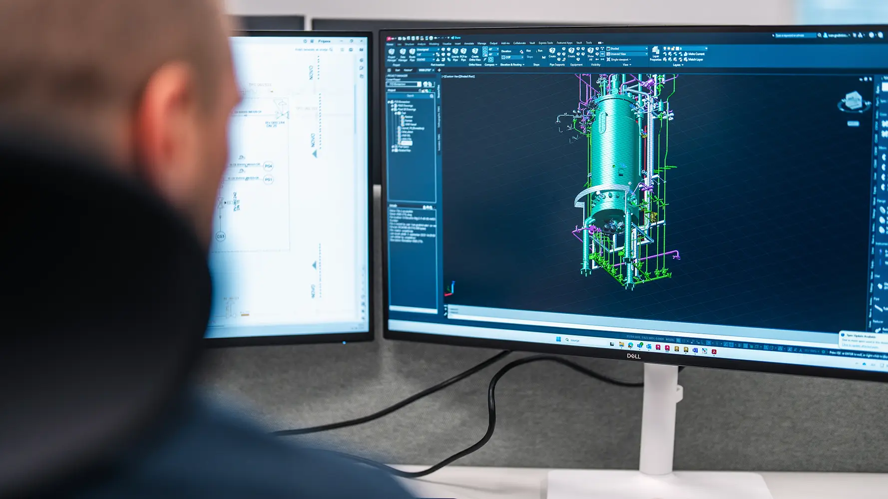 Projektant pri pregledu 3D modela procesnega sistema